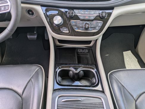 Used 2022 Chrysler Pacifica Limited FWD image 18