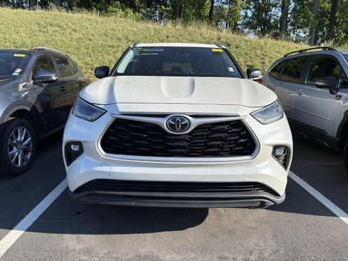 Used 2021 Toyota Highlander XLE AWD/4WD image 2