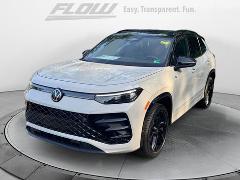 New 2025 Volkswagen Tiguan SE R-Line image 3