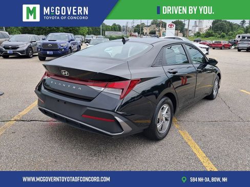 Used 2024 Hyundai Elantra SE FWD image 3
