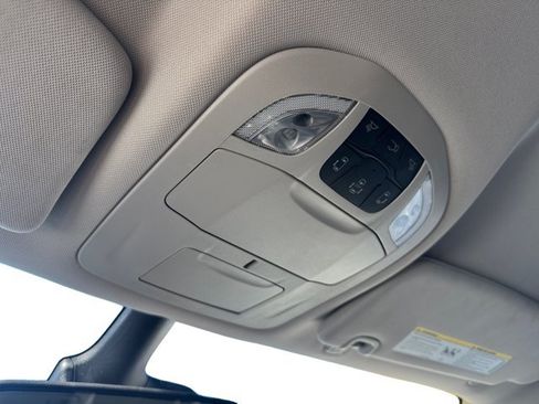 Used 2023 Chrysler Pacifica Touring-L FWD image 19