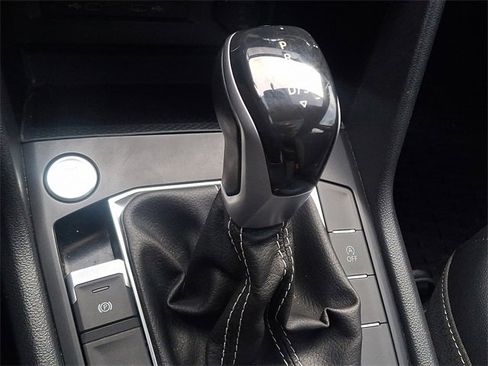 Certified 2022 Volkswagen Taos SE image 16