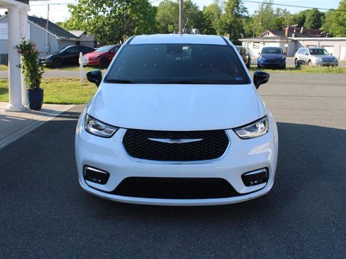 Used 2026 Chrysler Pacifica Select FWD image 3