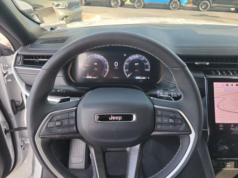 Used 2025 Jeep Grand Cherokee Limited w/ Black Appearance Package RWD image 27