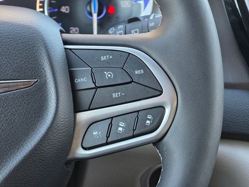 Used 2024 Chrysler Pacifica Touring-L image 17