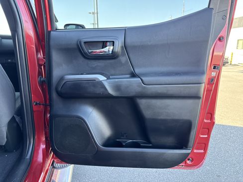 Used 2016 Toyota Tacoma TRD Sport image 37