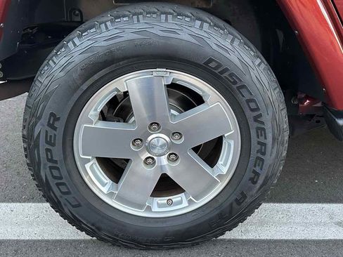 Used 2008 Jeep Wrangler Unlimited Sahara w/ Dual Top Group image 47