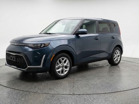 Used 2025 Kia Soul LX w/ LX Technology Package FWD image 3