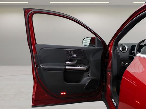 Used 2025 Mercedes-Benz GLA 250 image 12