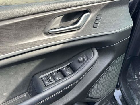 Used 2023 Jeep Grand Cherokee Limited w/ Black Appearance Package image 17