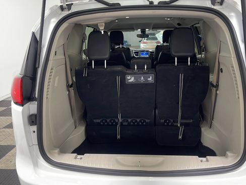 Used 2020 Chrysler Pacifica Touring-L FWD image 18