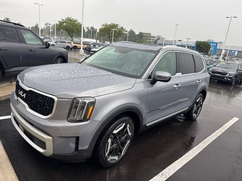 Used 2024 Kia Telluride EX w/ EX Captain's Chair Package AWD/4WD image 2
