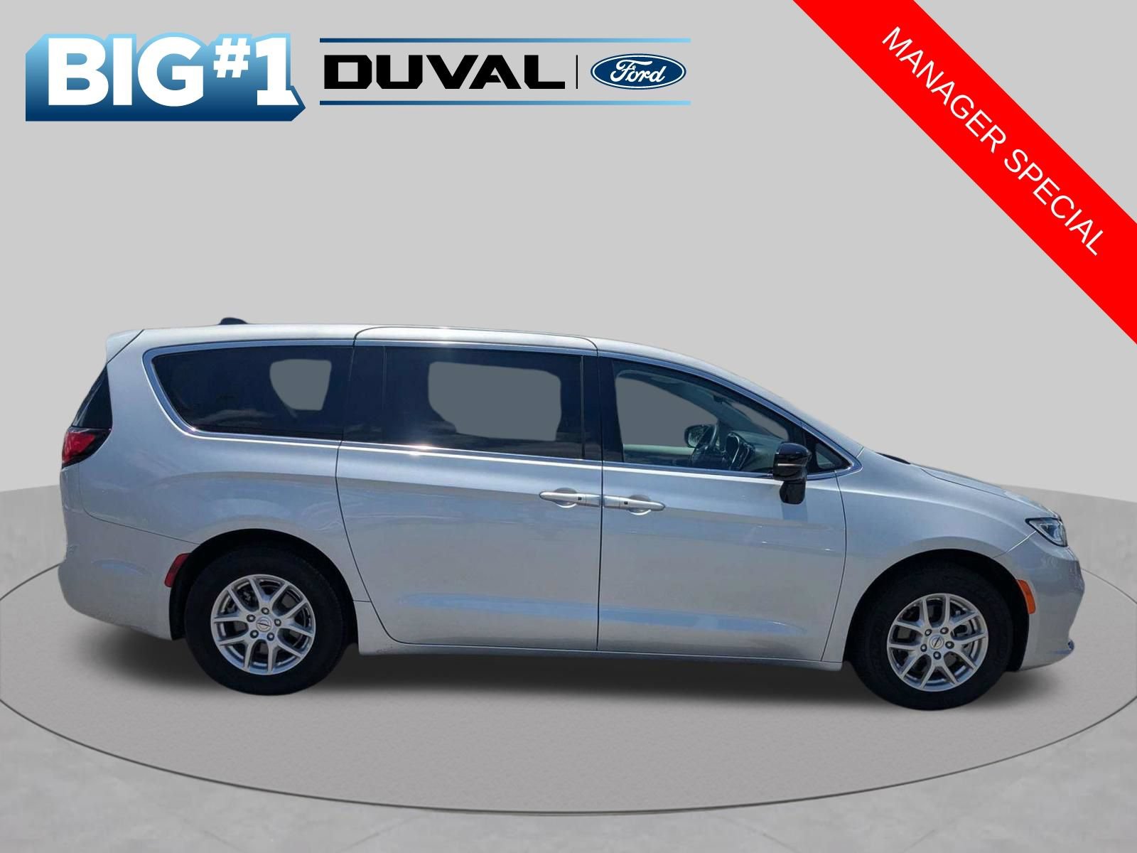 Used 2024 Chrysler Pacifica Touring-L FWD image 3