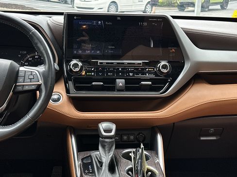 Used 2021 Toyota Highlander Platinum AWD/4WD image 21