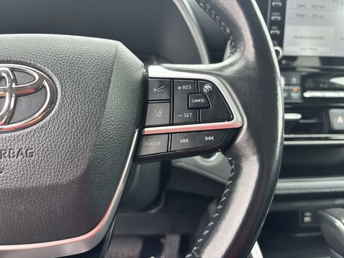 Used 2022 Toyota Highlander XLE AWD/4WD image 30