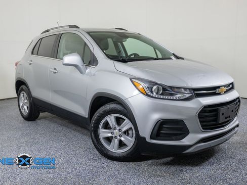 Used 2019 Chevrolet Trax LT w/ LT Convenience Package FWD image 1