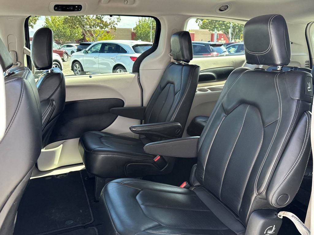 Used 2023 Chrysler Pacifica Touring-L FWD image 16