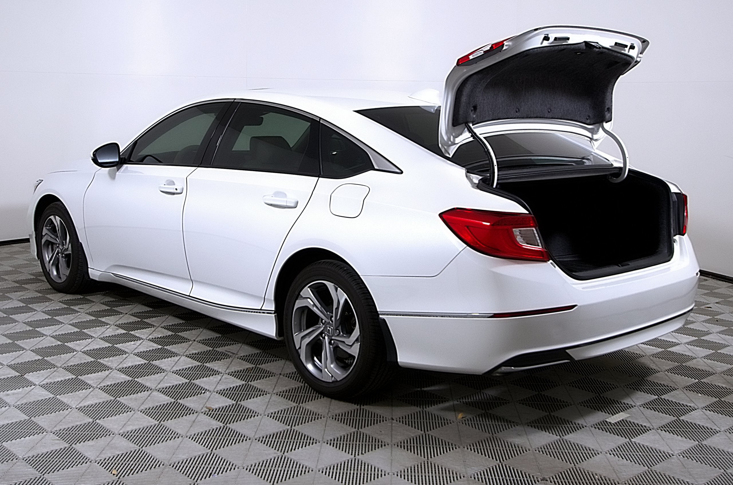 Used 2018 Honda Accord EX-L image 10