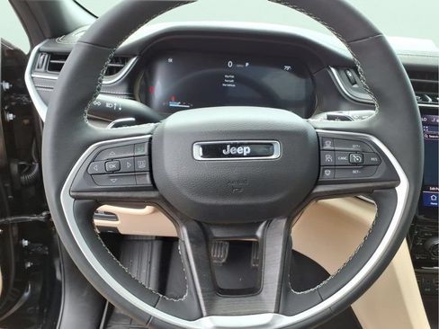 Used 2025 Jeep Grand Cherokee Limited w/ Luxury Tech Group II AWD/4WD image 24