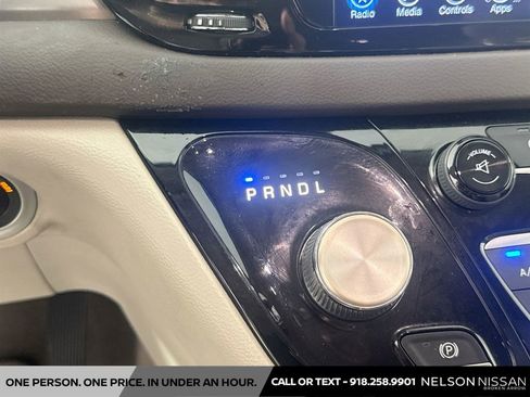 Used 2017 Chrysler Pacifica Touring-L FWD image 17