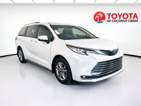 Used 2025 Toyota Sienna Limited FWD image 1
