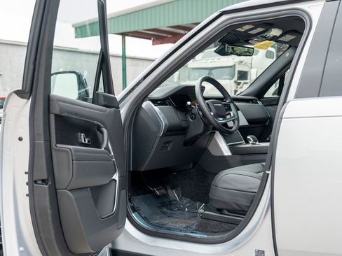 New 2025 Land Rover Range Rover SE image 10