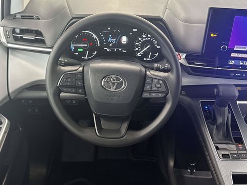 Used 2026 Toyota Sienna LE FWD image 14