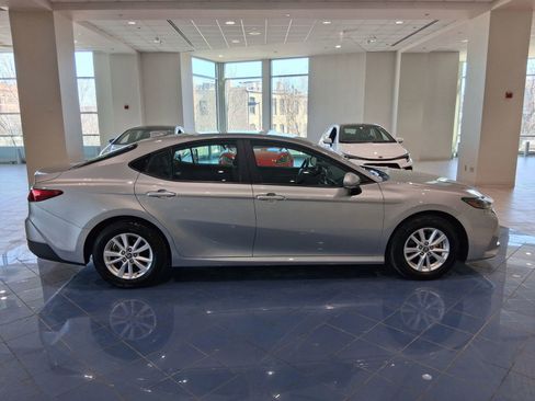 Used 2025 Toyota Camry LE image 7