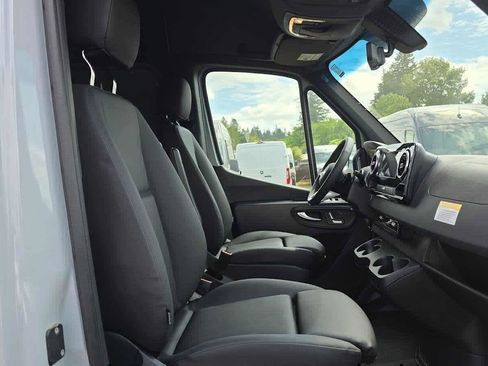 Used 2025 Mercedes-Benz Sprinter 2500 image 11
