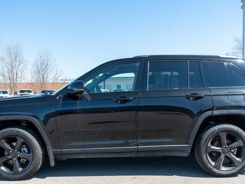 Used 2023 Jeep Grand Cherokee Altitude AWD/4WD image 9