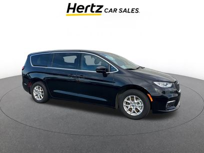 Used 2025 Chrysler Pacifica Select