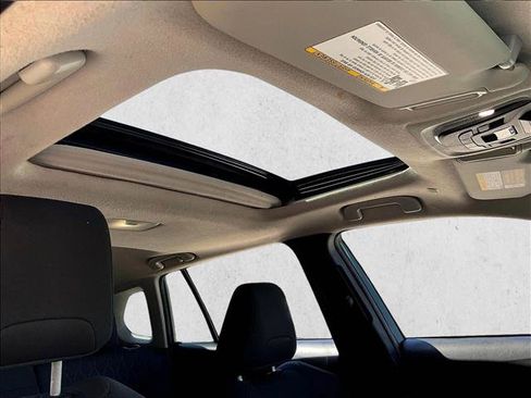 Used 2022 Toyota Corolla Cross LE w/ Moonroof Package FWD image 16