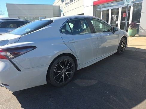 Used 2024 Toyota Camry SE image 4