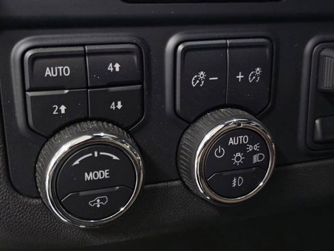 Used 2025 Chevrolet Suburban High Country AWD/4WD image 34