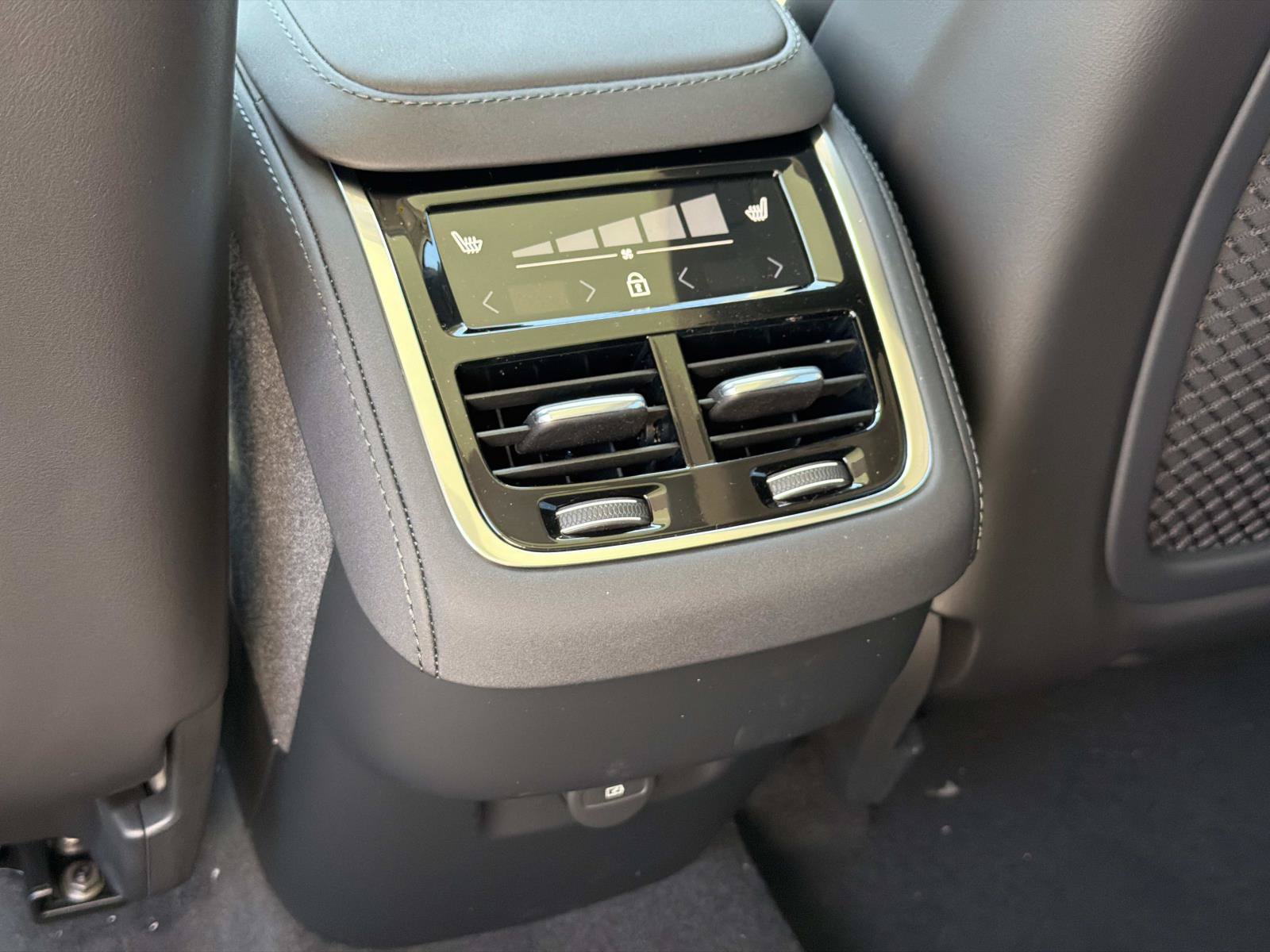 New 2027 Volvo XC90 B6 Ultra AWD/4WD image 10