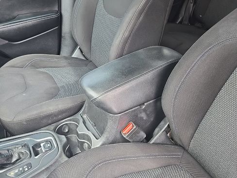 Used 2019 Jeep Cherokee Latitude w/ Popular Appearance Group AWD/4WD image 28