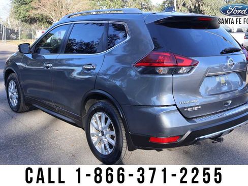 Used 2017 Nissan Rogue SV image 3