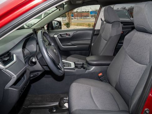 Used 2019 Toyota RAV4 XLE image 12