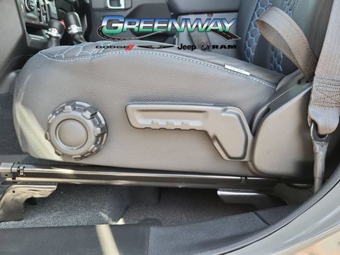 Used 2023 Jeep Gladiator Sport AWD/4WD image 19