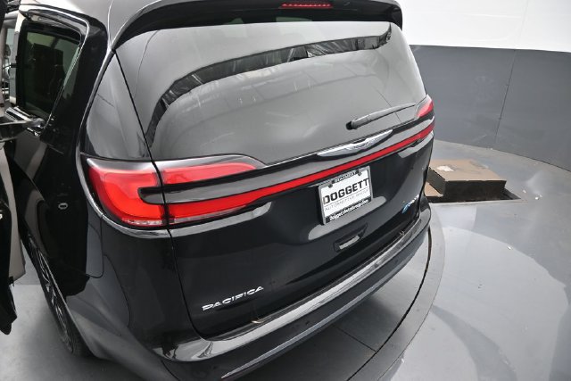 Used 2024 Chrysler Pacifica Limited FWD image 10