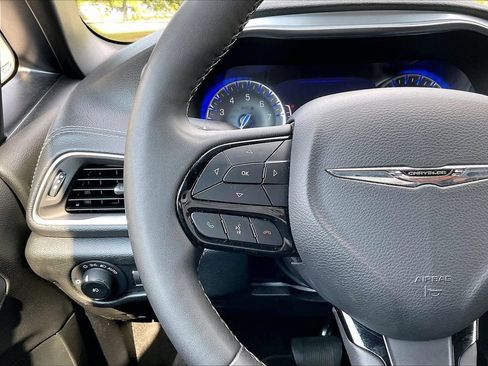 Used 2025 Chrysler Pacifica Limited FWD image 31