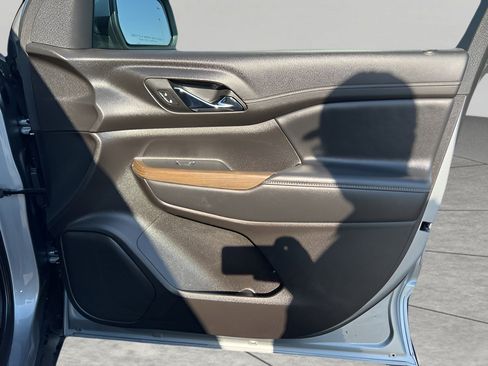 Used 2023 GMC Acadia SLE w/ Driver Convenience Package image 36