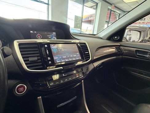 Used 2017 Honda Accord Touring image 37