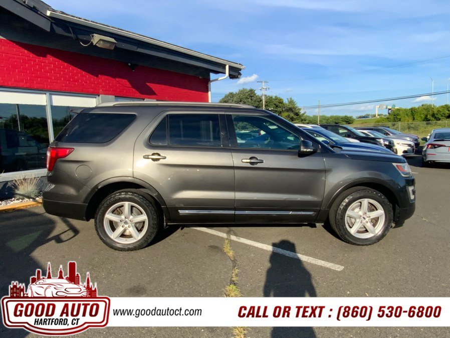 Used 2017 Ford Explorer XLT w/ Equipment Group 202A AWD/4WD image 4