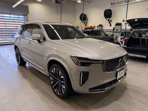 Used 2025 Volvo XC90 B6 Plus image 7