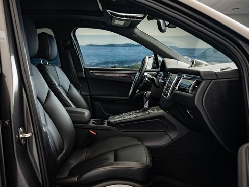 Certified 2018 Porsche Macan image 26