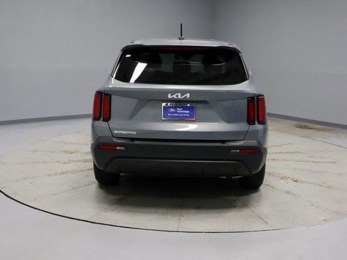 Used 2023 Kia Sorento LX FWD image 9