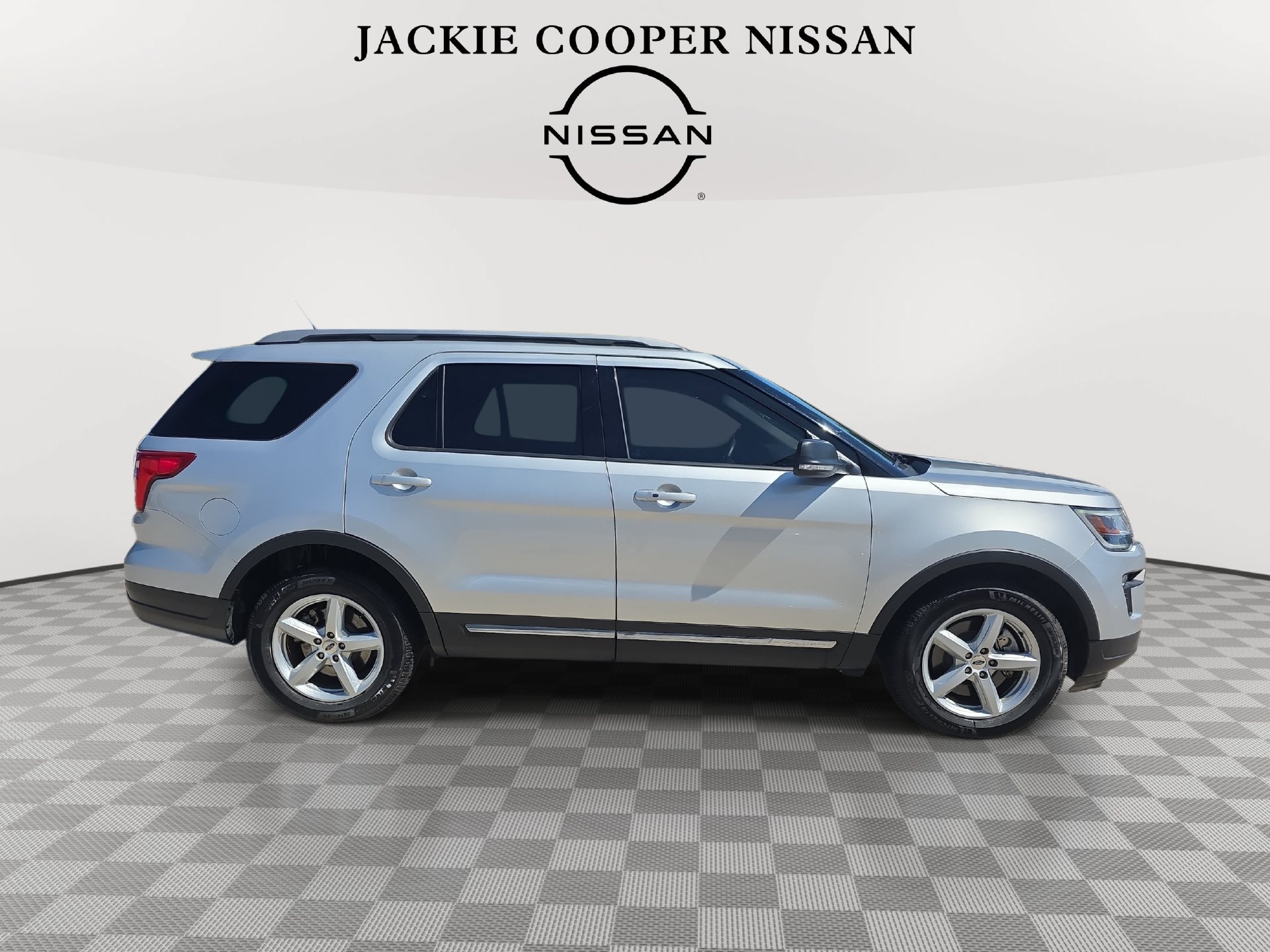 Used 2019 Ford Explorer XLT w/ Equipment Group 202A FWD image 4