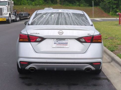 Used 2023 Nissan Altima 2.5 SL FWD image 12