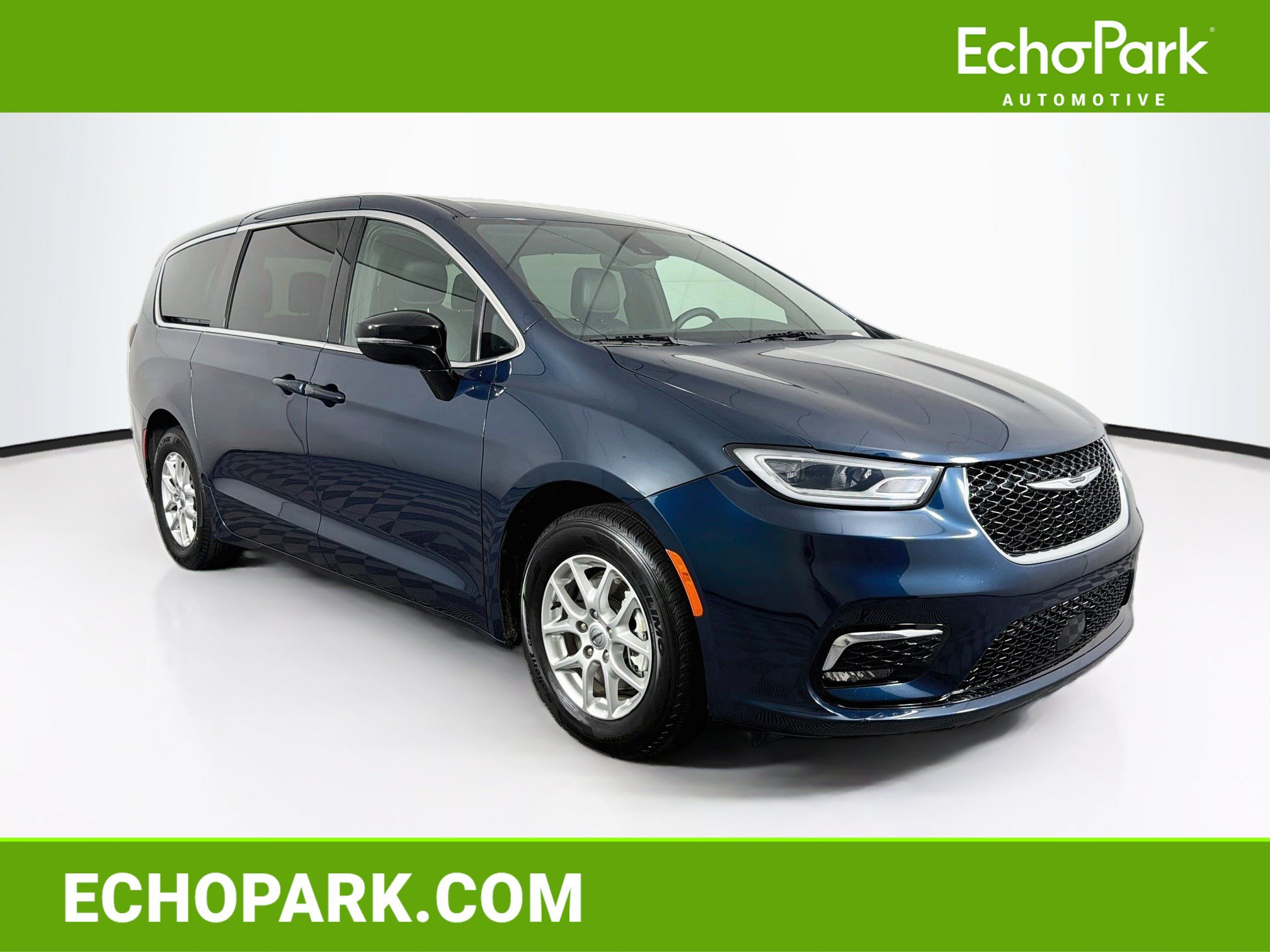 Used 2025 Chrysler Pacifica Select FWD image 1